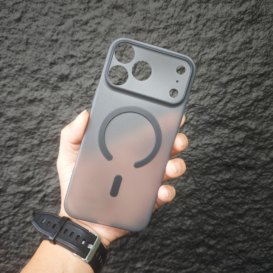 Cover Ultra Sottile da 12g per iPhone – Effetto Fumé, Finitura Opaca Antiscivolo, Compatibile con MagSafe, Anti-Impronta Mod. CS04