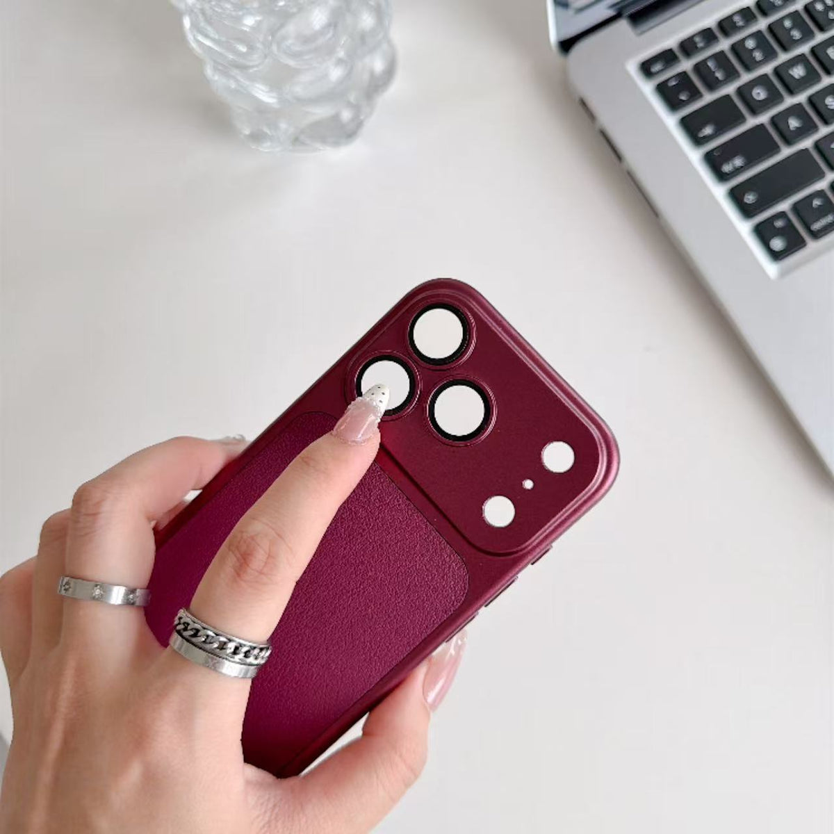 Mediatech Cover per iPhone – Custodia in TPU Morbida e Leggera, Finitura Opaca Effetto Pelle, Design Trasformabile in Stile iPhone 18 Series, Protezione Fotocamera con Lenti Coperte-CS20