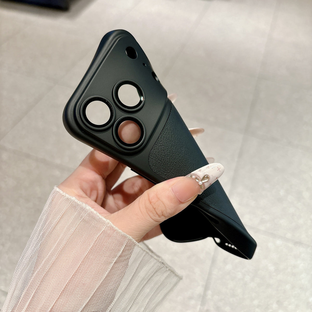 Mediatech Cover per iPhone – Custodia in TPU Morbida e Leggera, Finitura Opaca Effetto Pelle, Design Trasformabile in Stile iPhone 18 Series, Protezione Fotocamera con Lenti Coperte-CS20